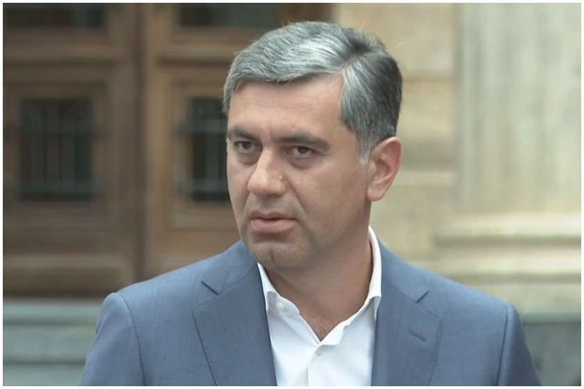 “ჯამში 1 წელი: 6 თვე მიშას საგზურებით ციხეებში, ახლა, 6 თვე ბიძინას საგზურით…”