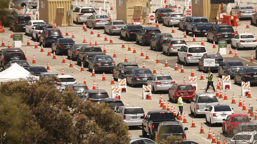აშშ-ში კორონავირუსზე ტესტის ჩასატარებლად უზარმაზარი რიგები დგას (ვიდეო)