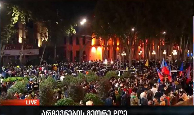 პარლამენტის წინ მყოფი აქციის მონაწილეები ივანიშვილის ბიზნეს ცენტრისკენ მიემართებიან