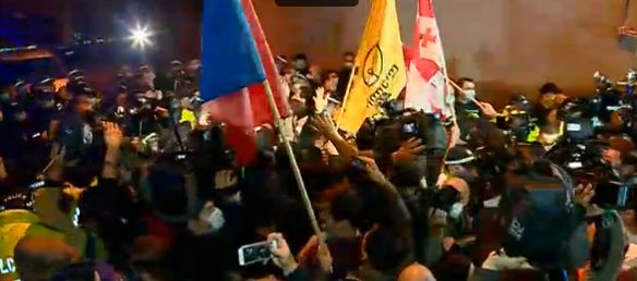 შუშის სასახლესთან ვითარება დაიძაბა – აქციის მონაწილეებმა ივანიშვილის სასახლესთან პოლიციის კორდონი გაარღვიეს