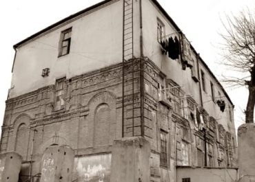 “სახლად გადაკეთებული ეკლესია და მოწითალო წყალი აღდგომის წინ…”