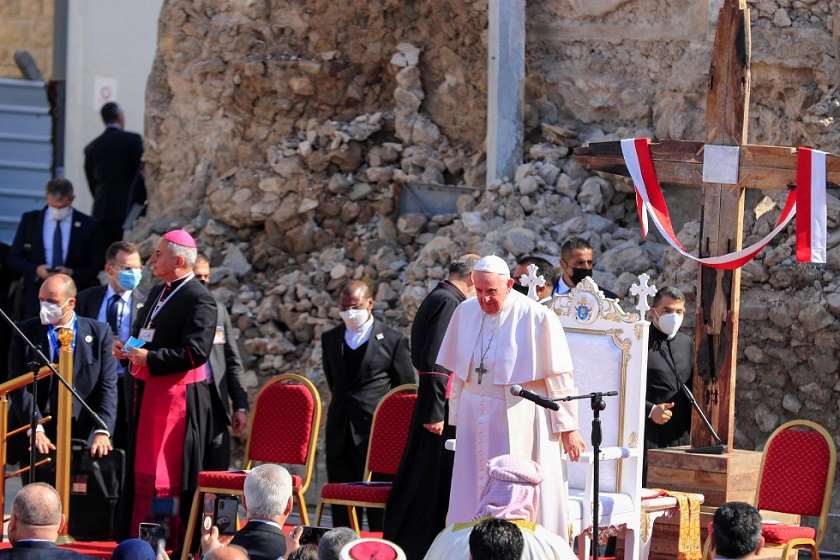 რომის პაპი ერაყში, ისლამური სახელმწიფოს მიერ განადგურებული სამლოცველოს ნანგრევებთან ილოცებს