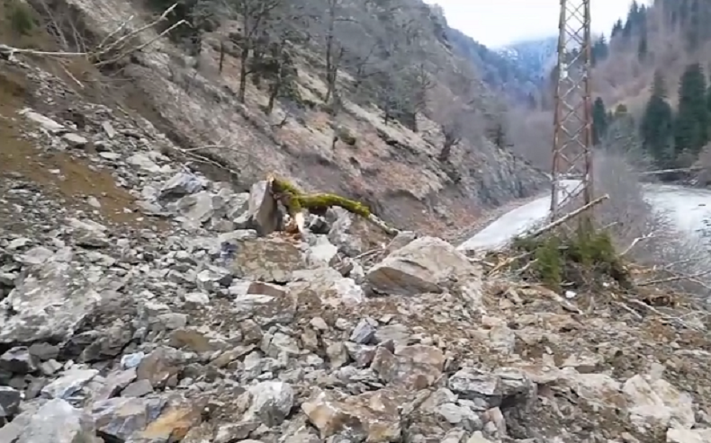 ზუგდიდი-მესტიის გზაზე კლდოვანი მასა ჩამოწვა