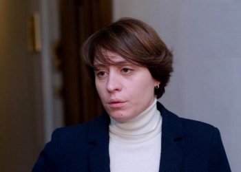 პოლიციის ესკორტით კომენდანტის საათის დარღვევით მოყავს საქეიფოდ… – ელენე ხოშტარია