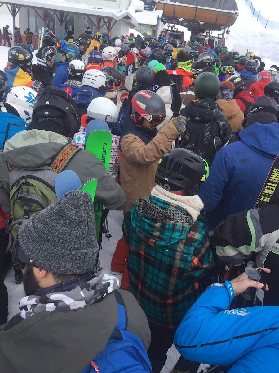 გუდაურში მოქალაქეები სოციალურ დისტანციას არ იცავენ (ფოტო)