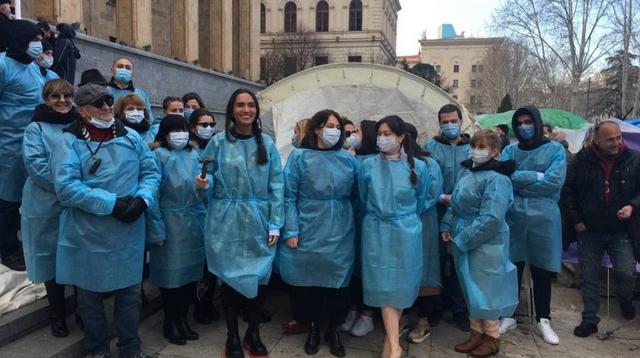 რუსთაველზე პროტესტის ნიშნად კარავი ექიმებმაც გაშალეს