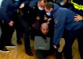 ქუთაისის მერიის შენობიდან ჟურნალისტი პოლიციამ იძულებით გაიყვანა (ვიდეო)