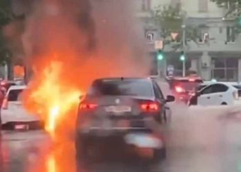 (ვიდეო) – ყაზბეგის გამზირზე მანქანას ცეცხლი გაუჩნდა