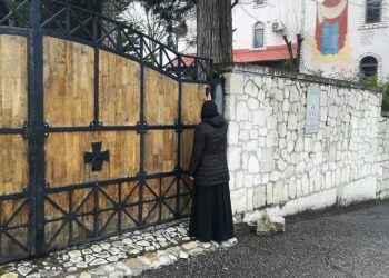(ვიდეო) – “პირადი ნივთები გამოგიტანოთ? კარგად ბრძანდებოდეთ…” – რა ხდება ჭყონდიდის ეპარქიაში?