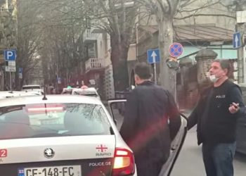 (ვიდეო) – “რესტორნის მფლობელს ჩხრეკს შავებში ჩაცმული პოლიცია და გადაჰყავს ღვინის გასახსნელის გამო” – რა მოხდა ვერაზე?