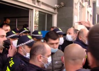 დაპირისპირება აფხაზეთის უმაღლეს საბჭოსთან