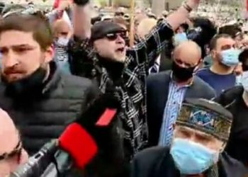 (ვიდეო) –  “შეტევა ხორციელდება ოჯახზე, სტუმარზე, ისტორიაზე, ტრადიციაზე, ეკლესიაზე, უწმინდესზე” – რა ხდება ამ წუთებში აქციაზე