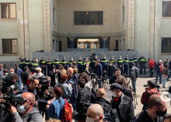 ფულის მონებო, გვრცხვენია, რომ თქვენ გვერდით ვიბრძოდით – აქცია პარლამენტთან