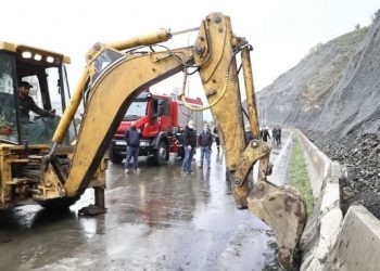 თბილისში, ახალ გზაზე კლდე ჩამოიშალა – დაზიანდა ავტომობილი