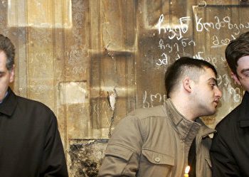 ავადმყოფი, დუჟმორეული, არაჰიგიენური და აგრესიული ადამიანები მძვინვარებენ ზვიადის და მერაბის საფლავებთან! – რა დასკვნამდე მივიდნენ ზვიად გამსახურდიას შვილები?