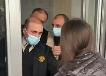 (ვიდეო) – ბრალდებული პოლიციელი გაამართლეს – შვილმოკლულ დედას კი სხდომაზე არ უშვებდნენ