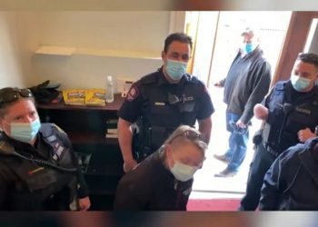 (ვიდეო) – გადით, ნაცისტებო, გესტაპოელებო… – პასტორი ეკლესიის დაკეტვის საშუალებას არ აძლევს პოლიციას