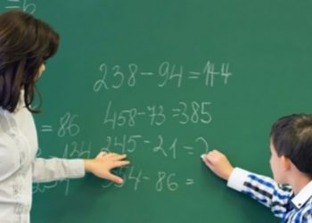 მასწავლებელი ოჯახში მივიდა და მოსწავლე გაჩხრიკა – პედაგოგი გაათავისუფლეს – დეტალები