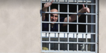 ნიკა მელია აქციის მონაწილეებს საკნიდან მიესალმა