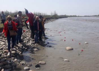 “შეცვალეს” აქტივისტებმა ენგურს ყვავილები გაატანეს – სიმბოლური აქცია