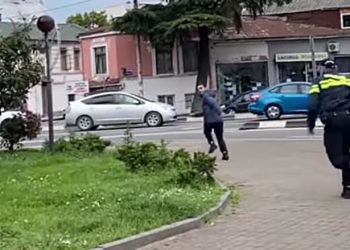 (ვიდეო) – “მოდი, დამეწიე, მოდი…” – პოლიციელი, რომელსაც პირბადე წესის დარღვევით ეკეთა, მოქალაქეს დასაჯარიმებლად მისდევს
