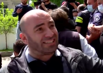 ხმაური მარნეულის მერიასთან – აქციაზე აქტივისტები დააკავეს, მათ შორის, გიორგი მუმლაძეც