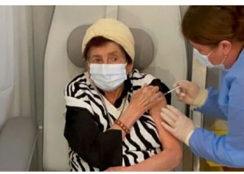 პაატა იმნაძის დედა, 91 წლის ნუნუ დუმბაძე,  AstraZeneca-ს ვაქცინით აიცრა