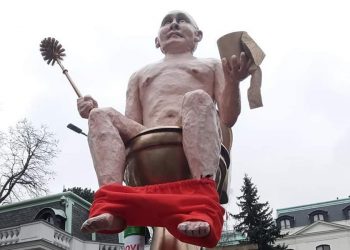 (ფოტოები) – “შიშველი პუტინი ოქროს უნიტაზზე” – ჩეხი აქტივისტების პერფორმანსი.