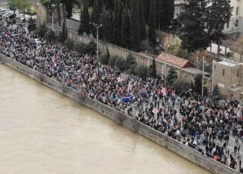 “უცნობი” და მისი მხარდამჭერები “მარადისობის დღის” დამფუძნებელ დოკუმენტს აწერენ ხელს