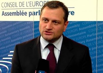 “ევროპული საქართველოს” სიით გასულმა არმაზ ახვლედიანმა შეთანხმების დოკუმენტს ხელი მოაწერა