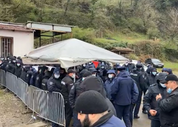 რიონის ხეობის მცველების თქმით, პოლიცია მათი კარვების დარბევას აპირებს