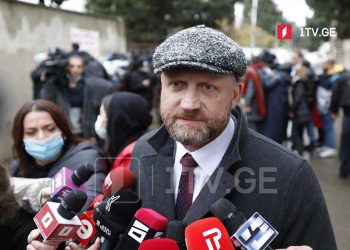 მოქალაქეებს პირბადის არტარებაზე აჯარიმებენ, ეს რესტორანში ქეიფობს – ზურაბ ჯაფარიძე