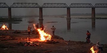 ასობით ადამიანის გვამი მდინარეში დაცურავს – კორონავირუსის ანტირეკორდი ინდოეთში
