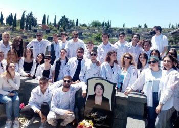 ბოლო ზარი – მოსწავლეები გარდაცვლილი დამრიგებლის საფლავზე მივიდნენ – ფოტოები