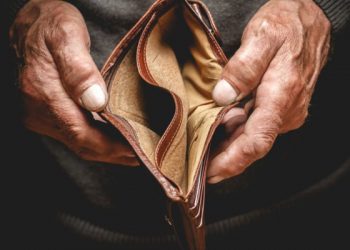 “მაღაზიაში შუახნის ქალი კვერცხის ფასს დააკვირდა, საფულეში ჩაიხედა… კვერცხიც აღარ ვჭამო? ჩაილაპარაკა და კარებისკენ დაიძრა”