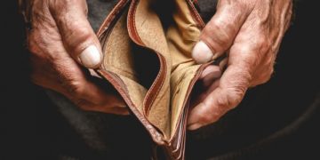 “მაღაზიაში შუახნის ქალი კვერცხის ფასს დააკვირდა, საფულეში ჩაიხედა… კვერცხიც აღარ ვჭამო? ჩაილაპარაკა და კარებისკენ დაიძრა”