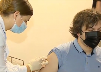 ირაკლი კობახიძე „სინოფარმით“ საჯაროდ აიცრა