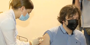 ირაკლი კობახიძე „სინოფარმით“ საჯაროდ აიცრა