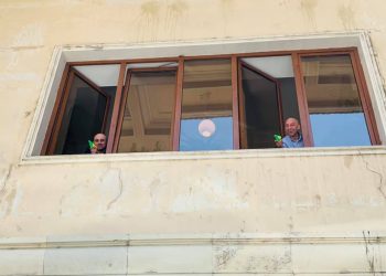 “გირჩის” ლიდერები პარლამენტში ენმ-ის გასაწუწად წყლის თოფებით მივიდნენ