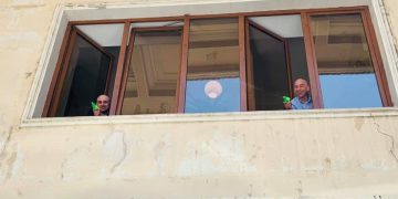 “გირჩის” ლიდერები პარლამენტში ენმ-ის გასაწუწად წყლის თოფებით მივიდნენ