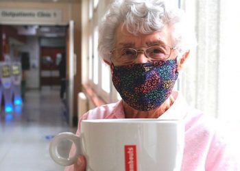 99 წლის პენსიონერი უსაქმურობისგან დაიღალა და მუშაობა დაიწყო