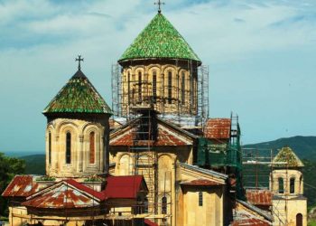 გელათში, ღვთისმშობლის შობის სახელობის ტაძრის ხარაჩოებზე ასასვლელი არაუფლებამოსილი პირებისთვის იკეტება