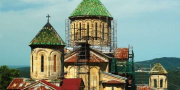 გელათში, ღვთისმშობლის შობის სახელობის ტაძრის ხარაჩოებზე ასასვლელი არაუფლებამოსილი პირებისთვის იკეტება