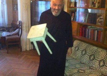 ,,თეთრი ”ტაბურეტკით” გავდივარ რუსთაველზე»