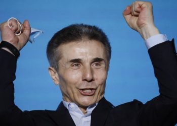 „ხედავთ სადამდე მივიდა საქმე, რომ „გირჩის“  ეს ორი იდიოტი ამას ბედავს? აგერ ნახავთ, თუ „ოცნება“ ამასაც სათავისოდ არ გამოიყენებს“ – ლაშა ამირეჯიბი