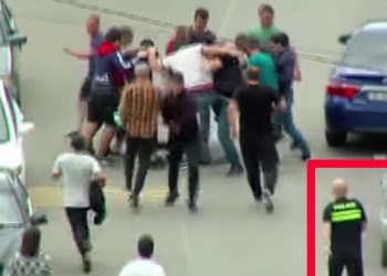 ვიდეო – ათობით ადამიანი ერთ წაქცეულს ურტყამს – პოლიციის რეაგირება