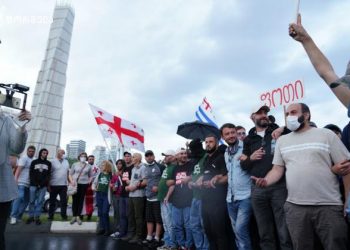 მსვლელობა გმირთა მოედანზე, სამანქანო გზა გადაკეტილია