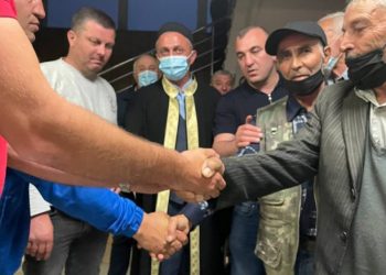 შერიგება დმანისში – დაპირისპირებულებმა ერთმანეთს ხელი ჩამოართვეს