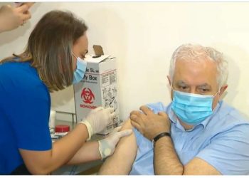 ამირან გამყრელიძე „სინოფარმით“ პირდაპირ ეთერში აიცრა