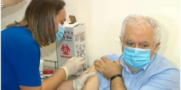 ამირან გამყრელიძე „სინოფარმით“ პირდაპირ ეთერში აიცრა